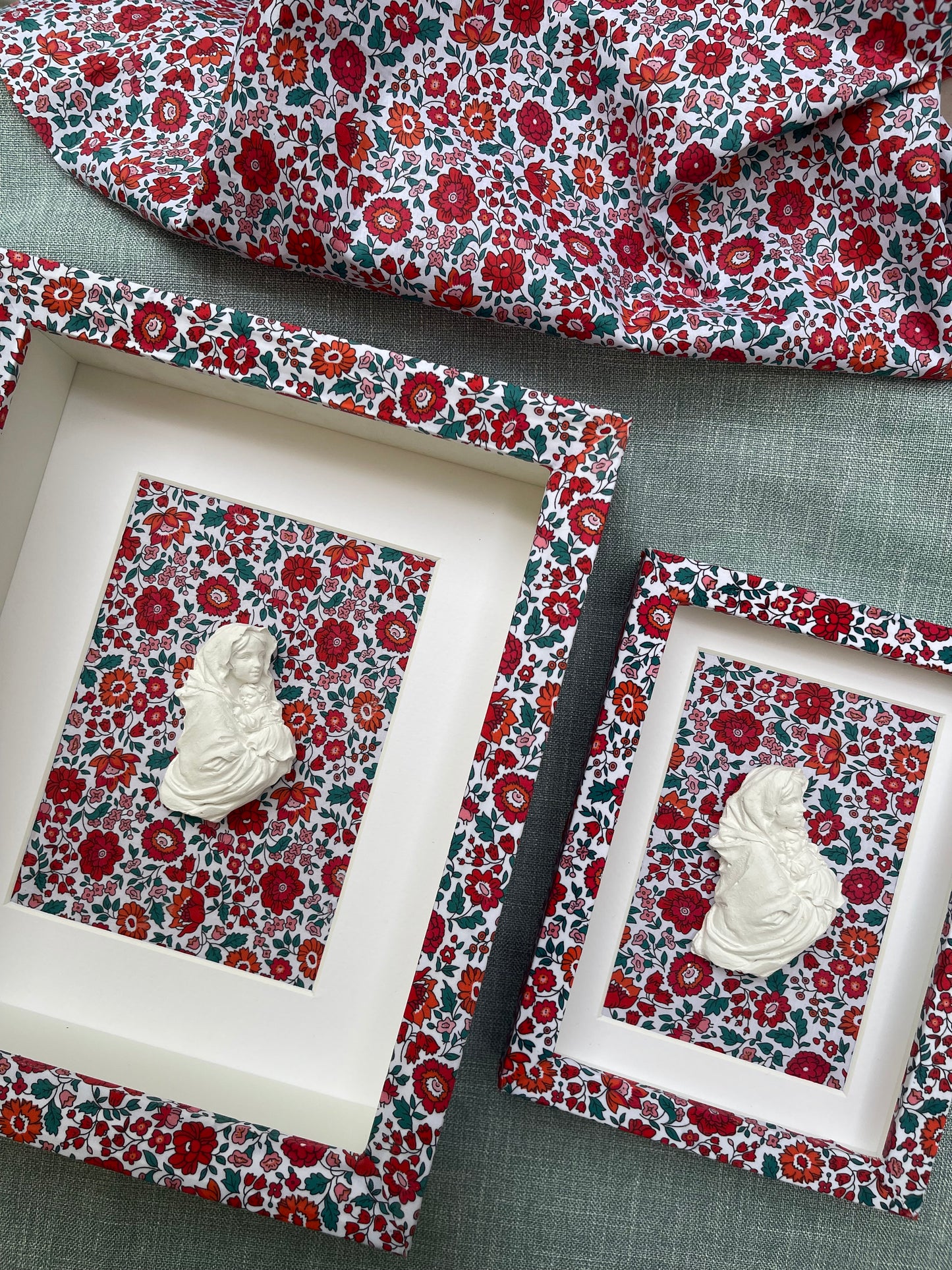 Virgen con Niño Jesús Alegría marco de tela