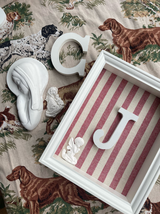 Letra con Ángel de la Guarda rayas rojas