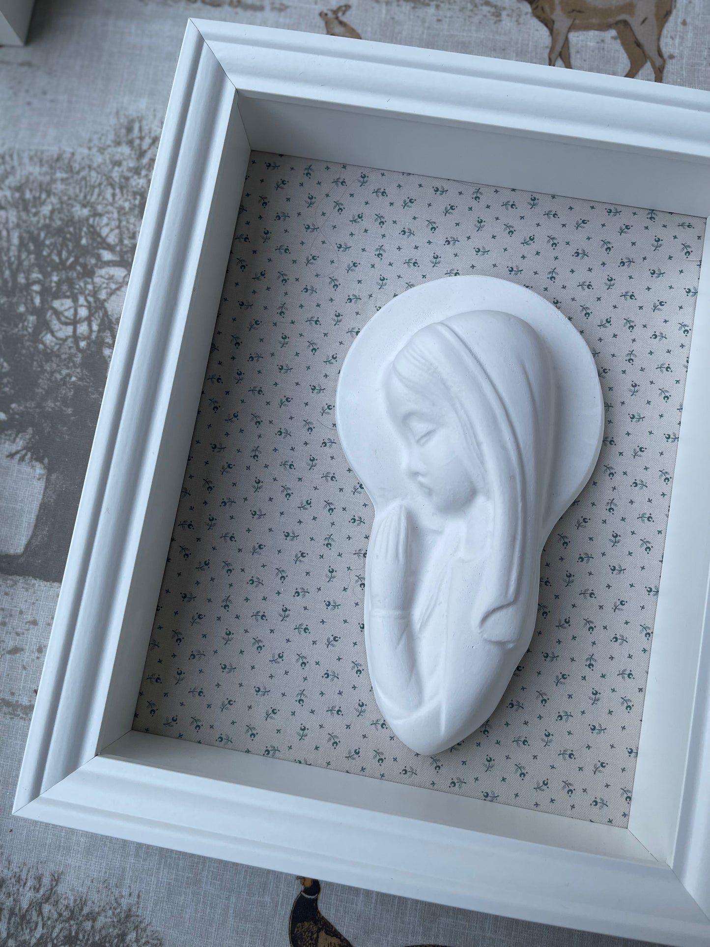 Virgen Niña florecitas azules