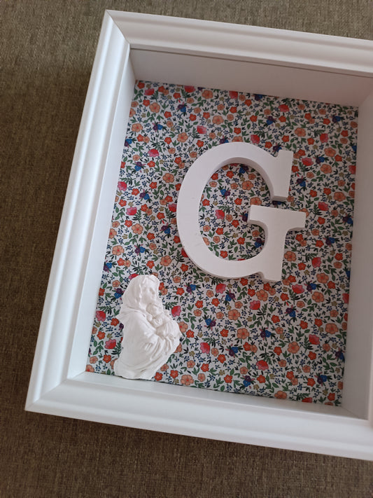 Letra con Virgen y Niño Jesús flores de otoño