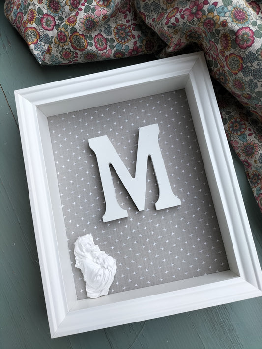 Letra con Virgen y Niño Jesús gris cruces