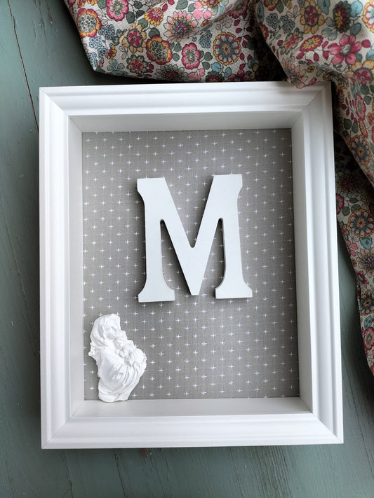 Letra con Virgen y Niño Jesús gris cruces