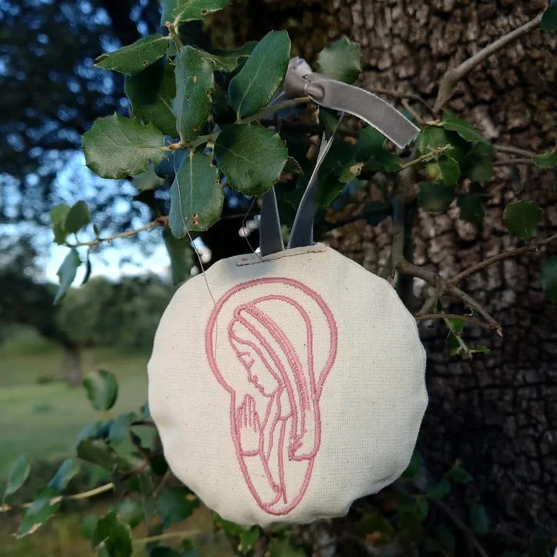 Virgen Niña para colgar en cunita o carro