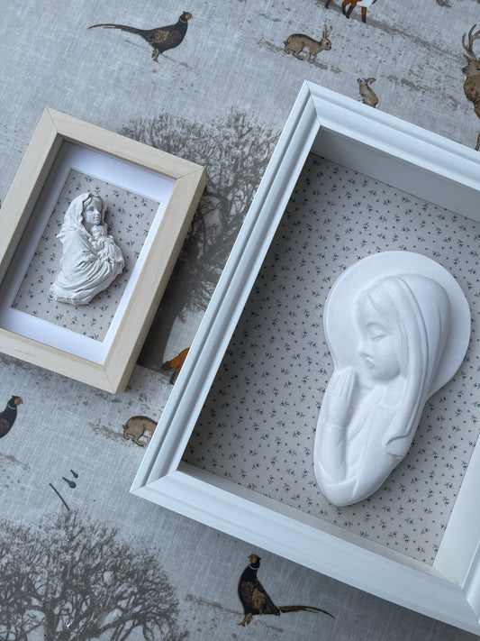 Virgen Niña florecitas azules