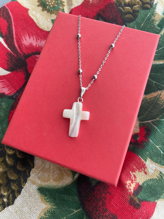 Cruz blanca con cadena de bolitas