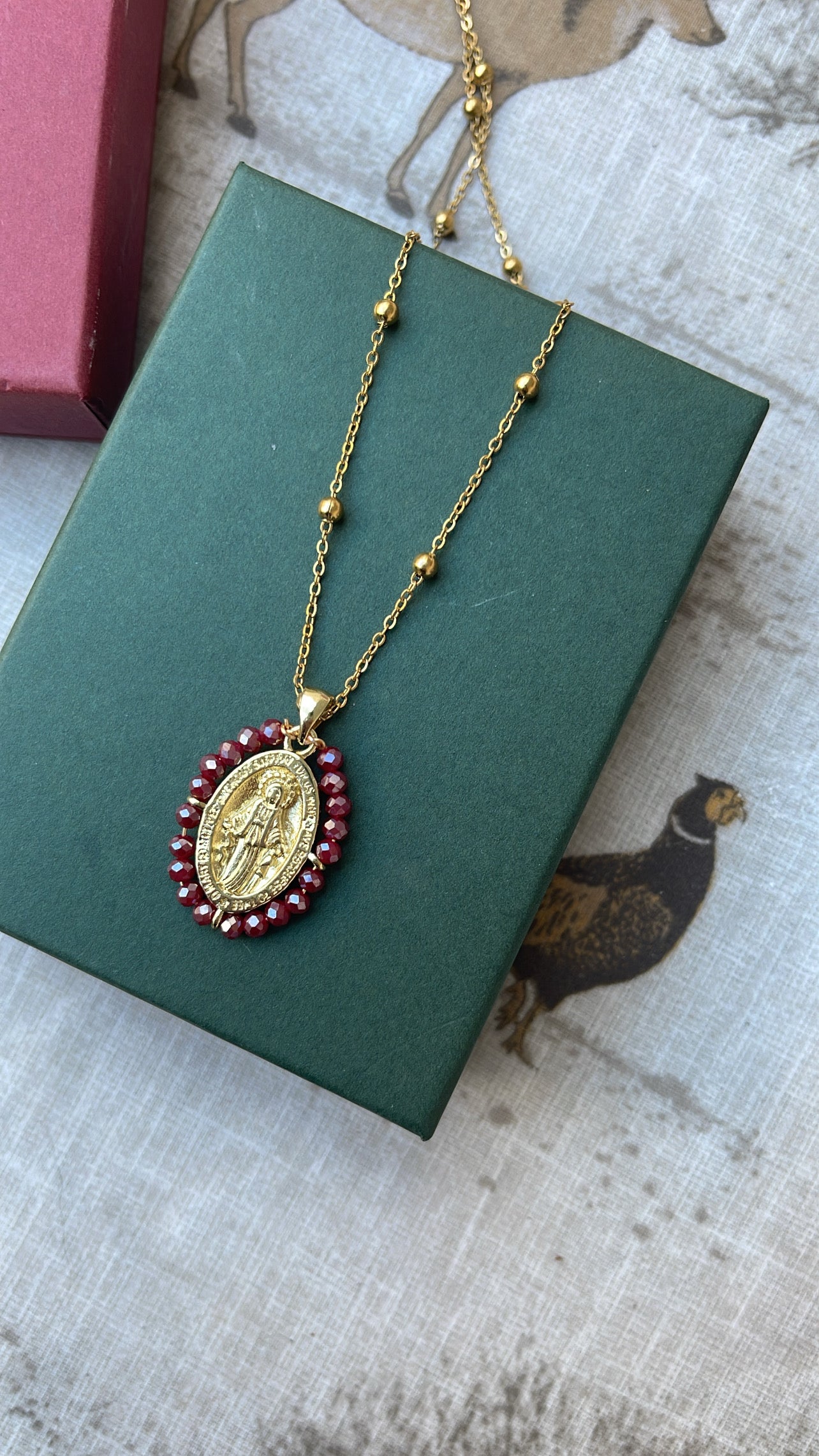 Medalla Virgen Maria bolitas burdeos con cadena