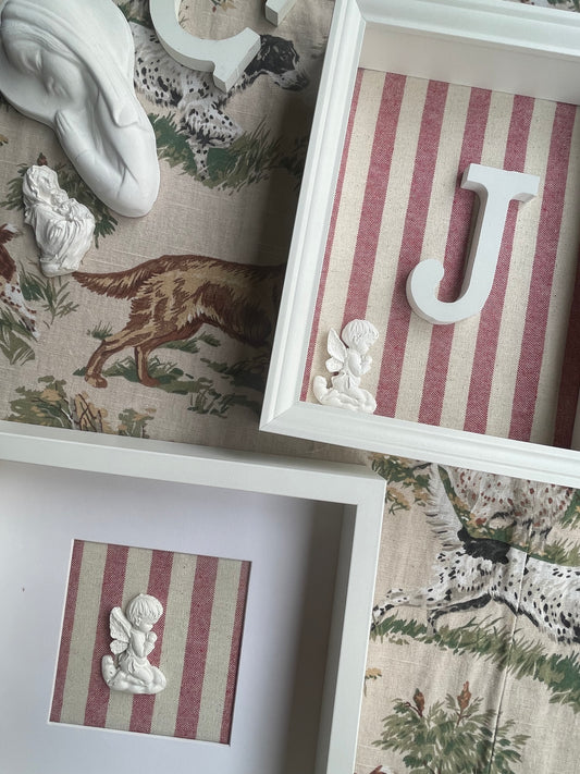 Letra con Ángel de la Guarda rayas rojas