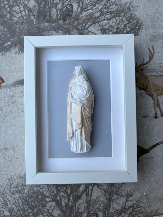 Madonna con Niño Jesús mantón amarillo