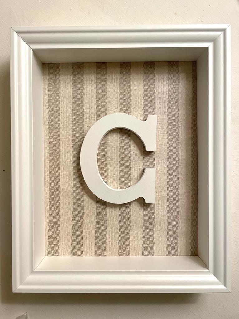 Letra rayas beige