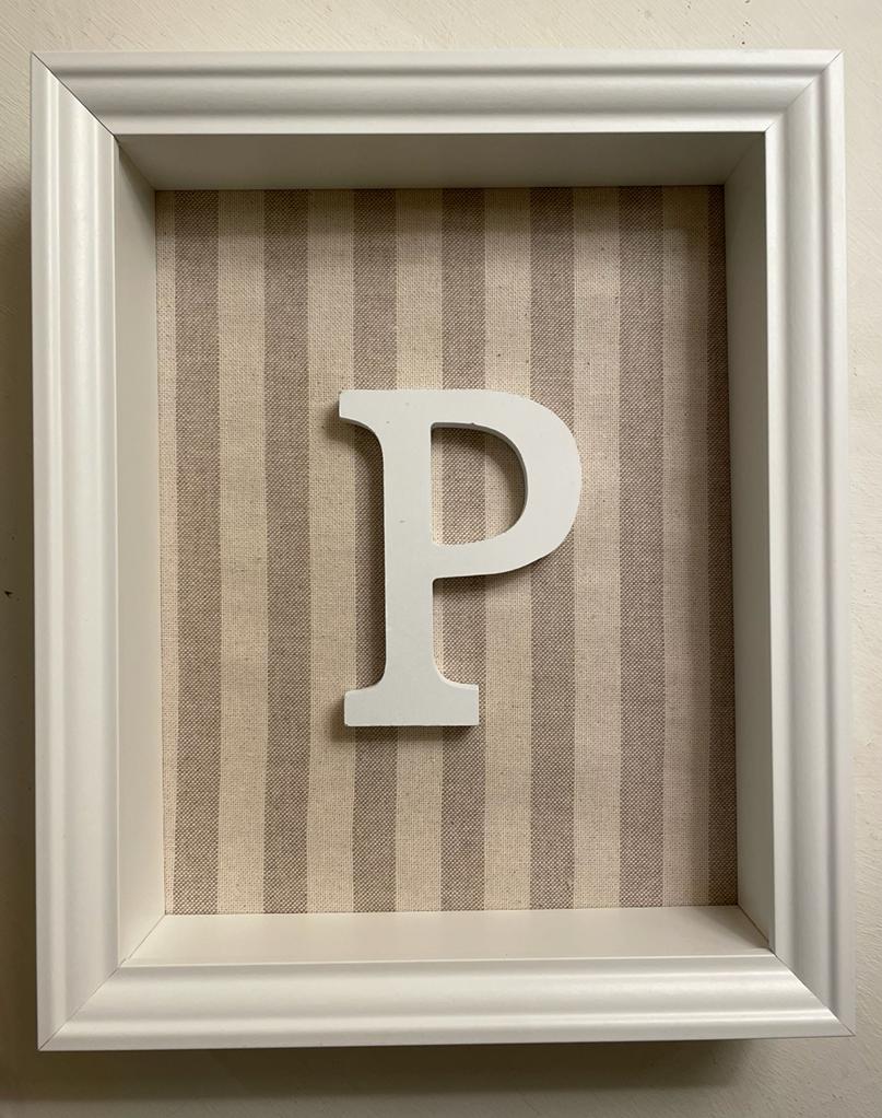 Letra rayas beige