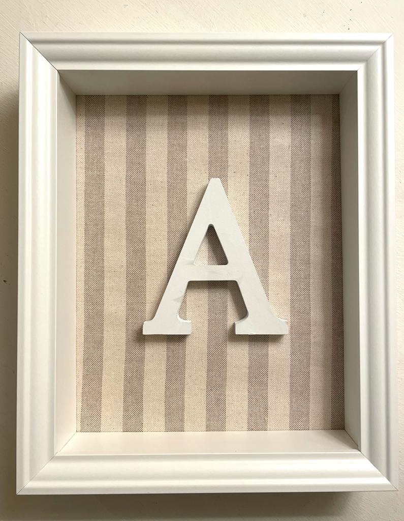 Letra rayas beige
