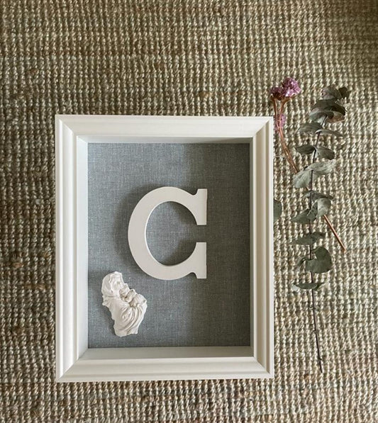 Letra con Virgen y Niño Jesús azul