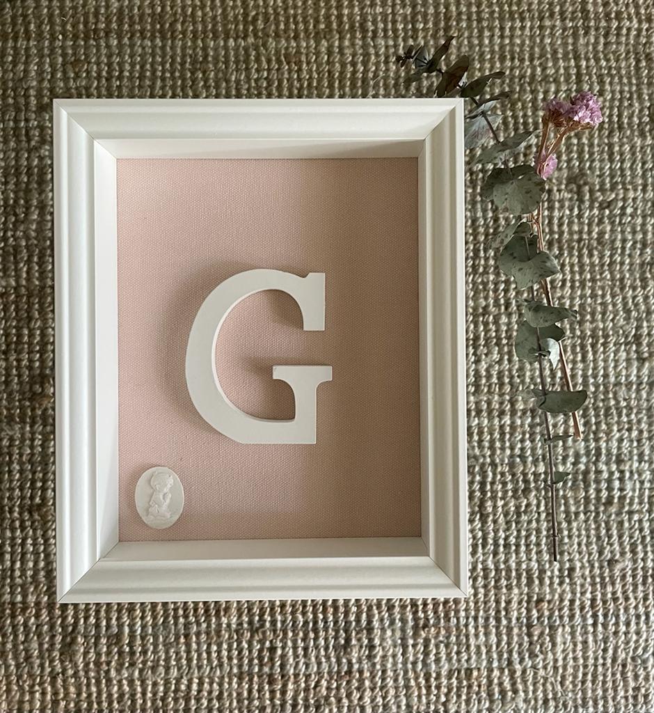 Letra con niño rezando rosa