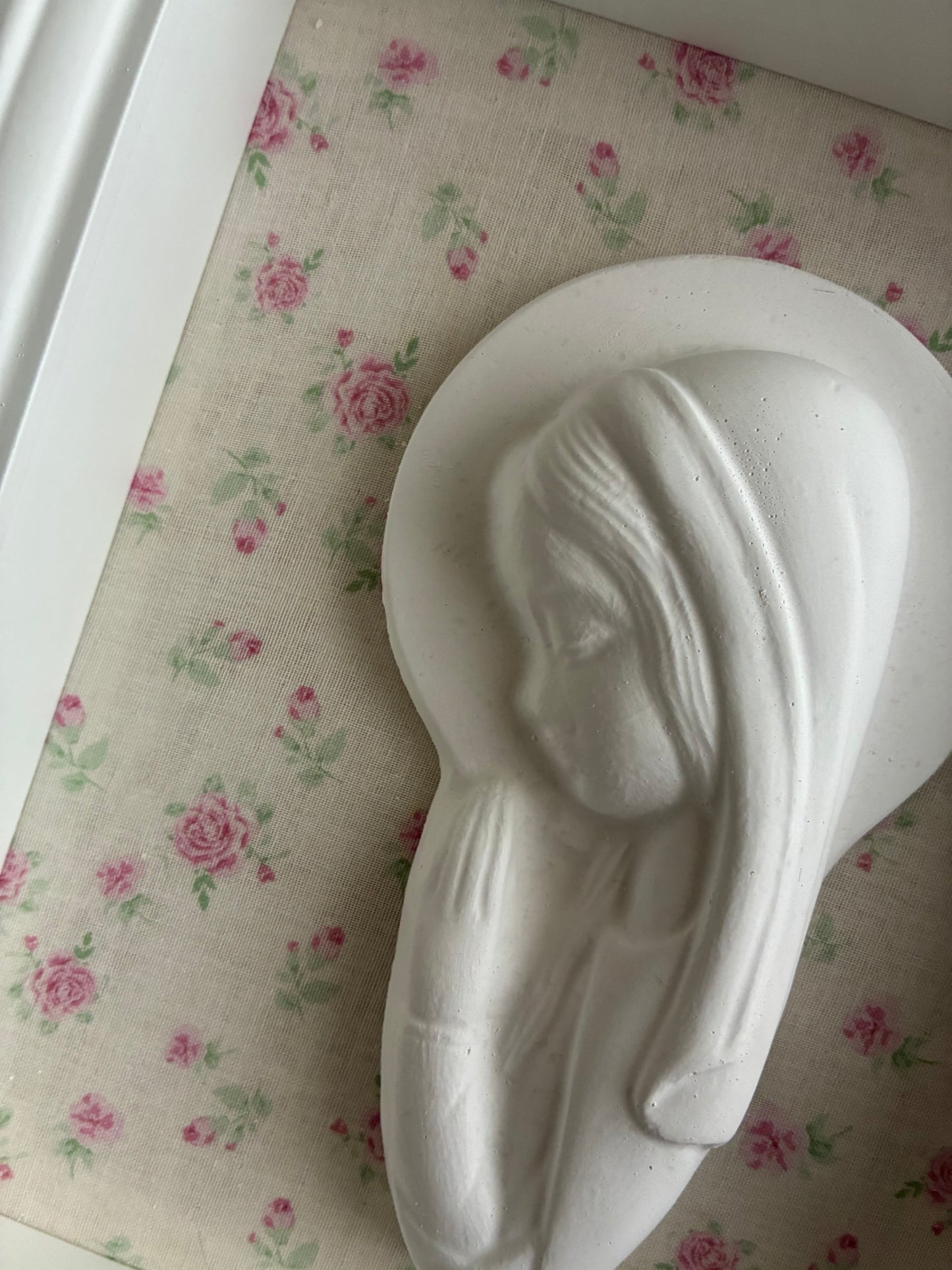Virgen Niña rosas